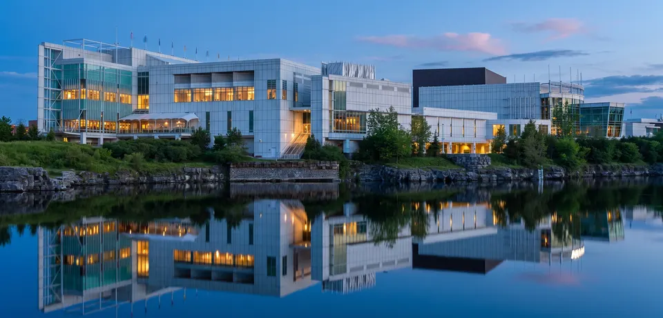 Le Casino du Lac-Leamy au crépuscule, vu de l’autre rive